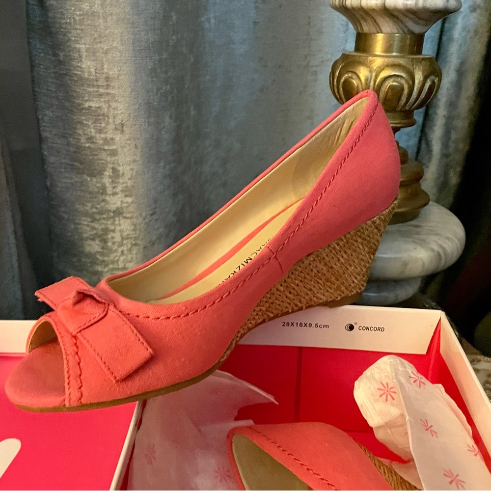 NIB Isaac mizrahe pink peep toe shoe, size 6